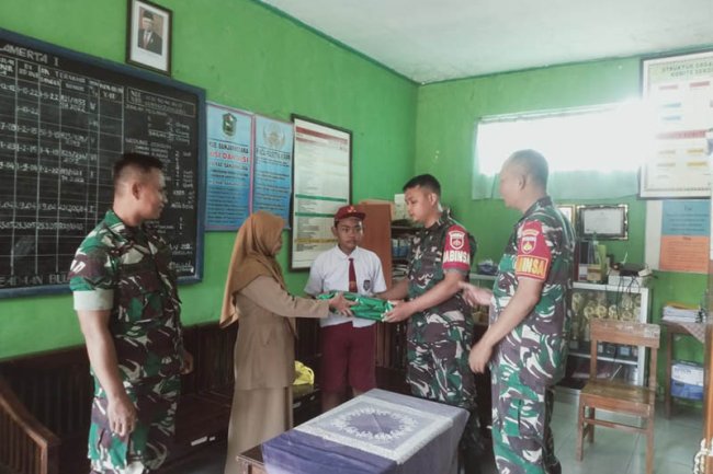 Babinsa Koramil 07 Mandiraja Motivasi bagi Siswa Berpretasi