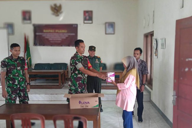 Danramil Mandiraja Pimpin Langsung Pembagian Susu Gratis Ibu Hamil Di Wilayah Binaan