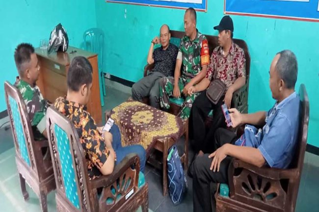 Babinsa Jalin Komunikasi Bersama Perangkat Desa Dalam Rangka Kamtibmas Di Wilayah Binaan