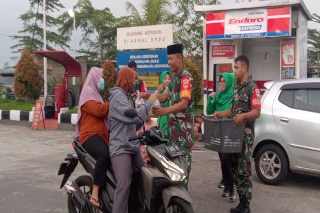 Mari berbagi Jelang Buka Puasa,Koramil 07 Mandiraja Beserta Ibu Persit Berbagi Takjil kepada Penggguna Jalan