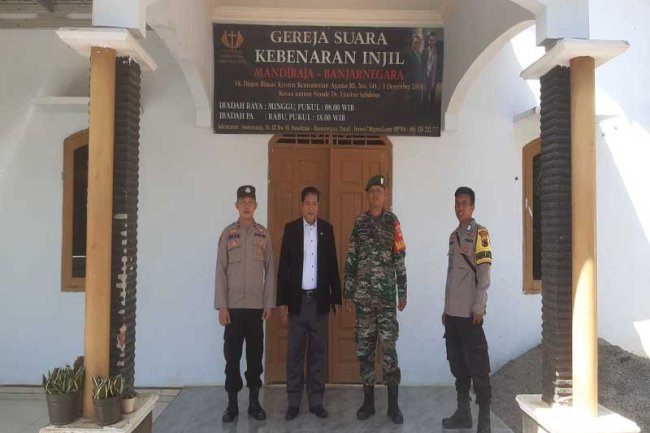 Berikan Rasa Aman Dan Damai Babinsa Bersama Bhabinkamtibmas Laksanakan Pam Gereja