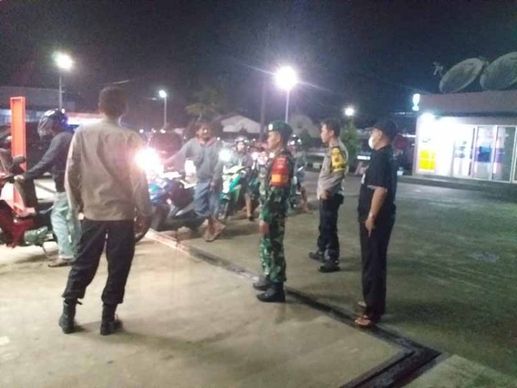 Patroli Malam Babinsa Koramil 07 Mandiraja  bersama Bhabinkantibmas  Sambangi Pemuda Yang Sedang Nongkrong