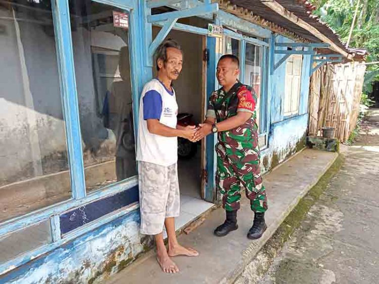 Babinsa Koramil 07 Mandiraja Salurkan Zakat Fitrah Di Wilayah Binaan