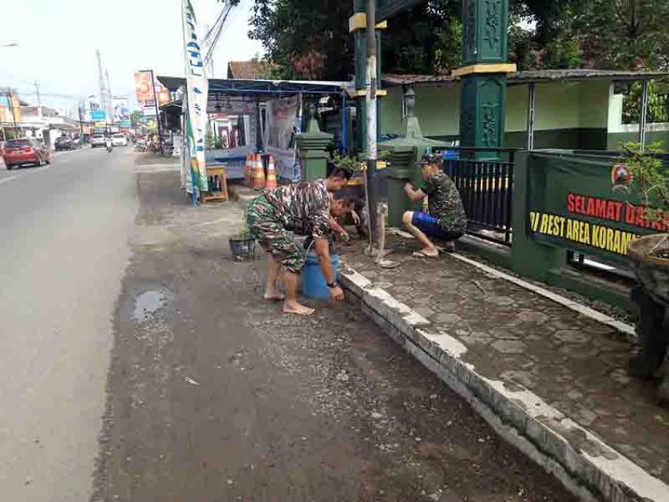 Peduli Kebersihan Lingkungan Anggota Koramil  07 Mandiraja Pembersihan Pangkalan