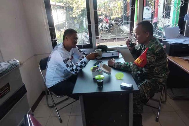 Ngopi Merupakan Cara Jalin Keakraban Babinsa Bersama Perangkat Desa