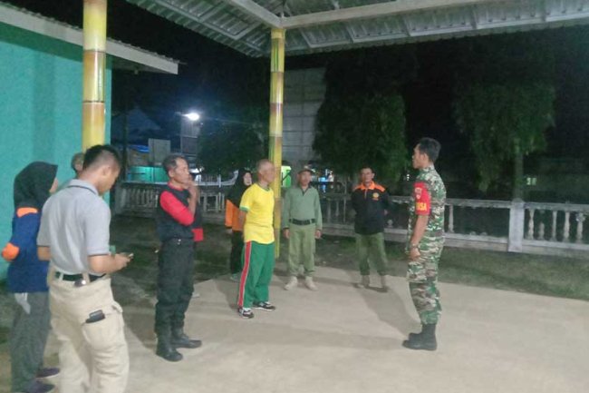 Peran Aktif Babinsa Serda Sunarto Anggota Koramil 07 Mandiraja  Berikan Latihan Dasar Pbb Kepada Anggota Linmas