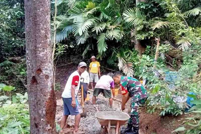 Bangkitkan Jiwa Kemanunggalan Tni Rakyat Babinsa Serda Frizon Laksanakan Gotong Royong Bersama Warga Binaan