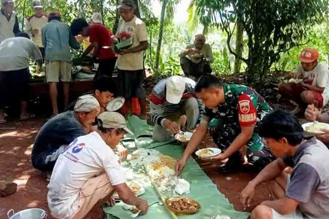 Babinsa Komsos Jalin  Kebersamaan dan Keakraban Warga Binaan dengan Makan Bersama