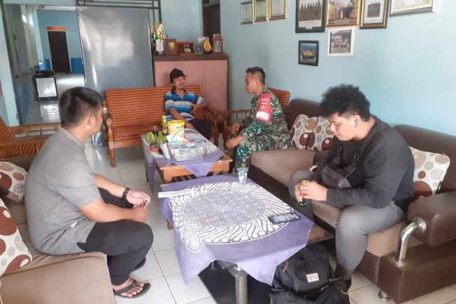 Komsos Babinsa bersama Perangkat Desa Mandiraja Koordinasi Terkait Keamanan Desa