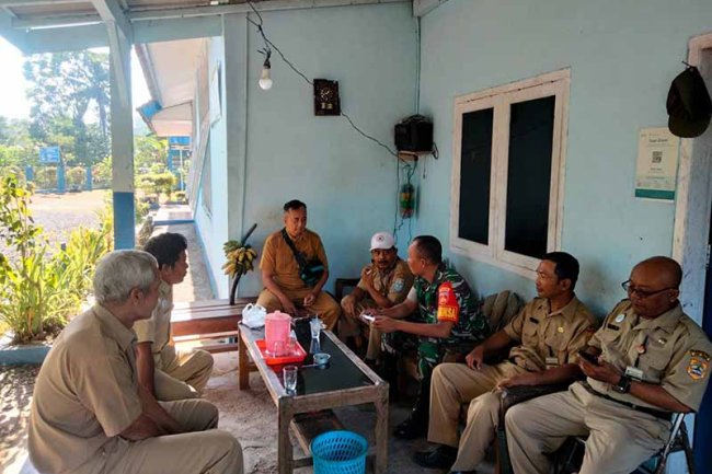 Jaga Hubungan Baik  Babinsa Serda Waryono   Melaksanakan Komsos bersama Warga Binaan