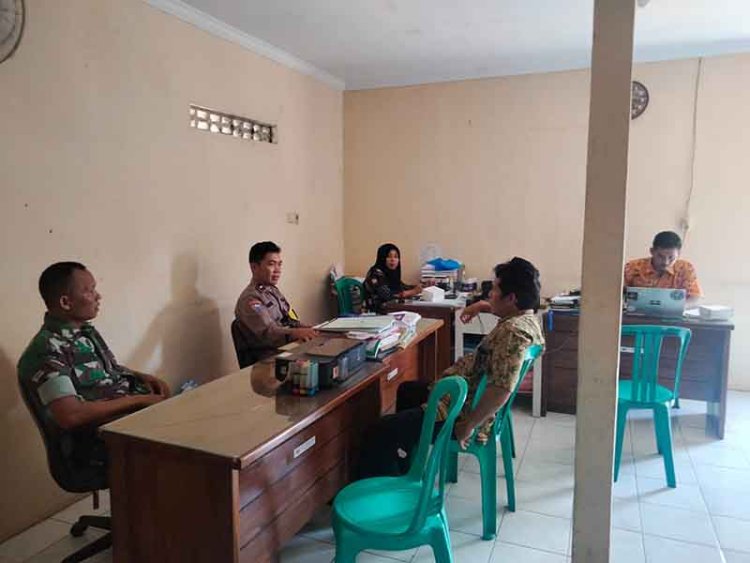 Tingkatkan Sinergitas Babinsa dan Bhabinkamtibmas Melaksanakan Komsos Dengan Perangkat Desa