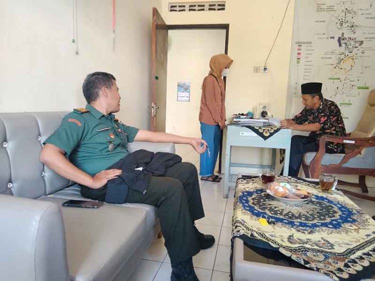 Tingkatkan Kerja Sama Yang Baik, Danramil 07 Mandiraja  Komsos Bersama Kepala Desa