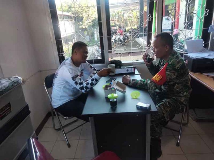 Ngopi Merupakan Cara Jalin Keakraban Babinsa Bersama Perangkat Desa