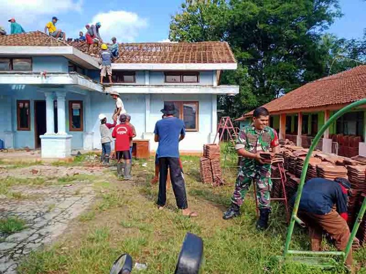 Babinsa 07 Mandiraja selalu hadir membantu masyarakat dalam pembangunan desa