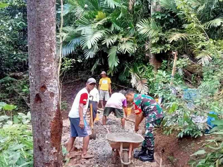 Bangkitkan Jiwa Kemanunggalan Tni Rakyat Babinsa Serda Frizon Laksanakan Gotong Royong Bersama Warga Binaan
