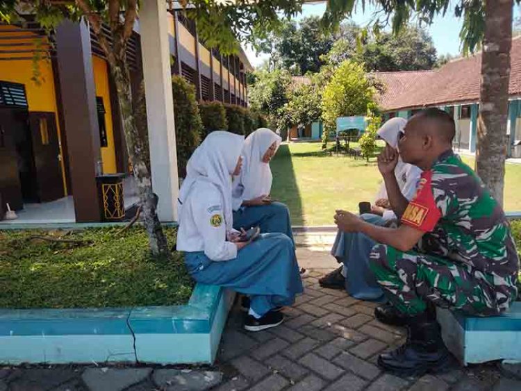 Babinsa Serda Waryono Patroli Wilayah Dan Sambangi Smk N 1 Mdr Dan Melaksanakan Komsos