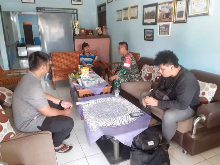 Komsos Babinsa bersama Perangkat Desa Mandiraja Koordinasi Terkait Keamanan Desa