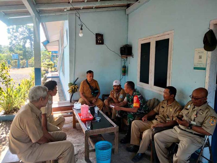 Jaga Hubungan Baik  Babinsa Serda Waryono   Melaksanakan Komsos bersama Warga Binaan