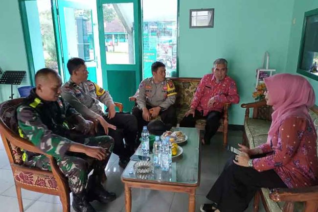 BERIKAN MOTIVASI, BABINSA HADIRI KELULUSAN SISWA - SISWI SMP 