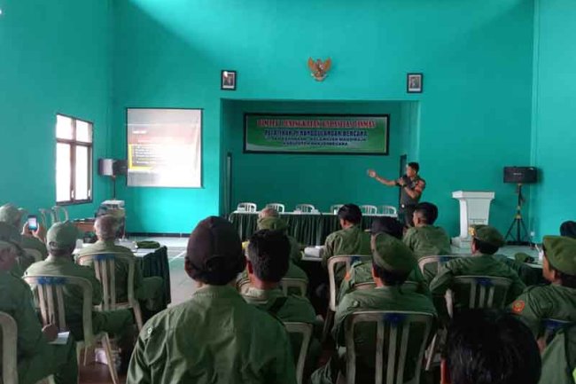 BABINSA DAN BHABINKAMTIBMAS BERI PEMBEKALAN DAN PELATIHAN LINMAS 