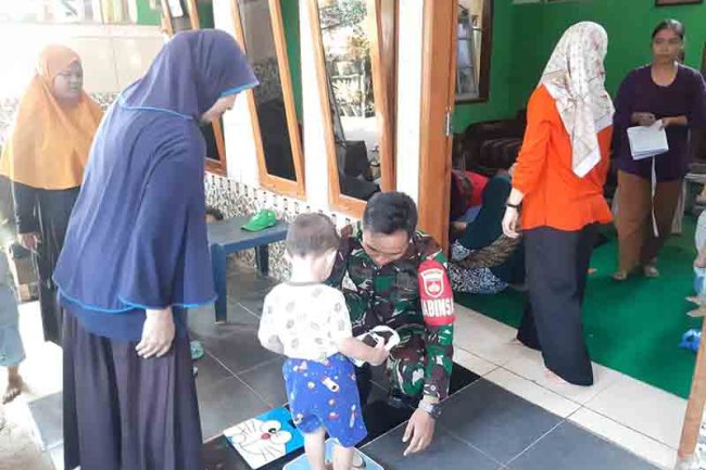 BABINSA 07/ Mandiraja DAMPINGI SELALU KEGIATAN POSIYANDU DI DESA BINAAN 