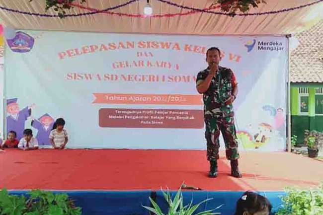 Berikan Motivasi, Babinsa Hadiri Pelepasan Siswa Sd