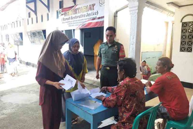 BABINSA MONITORING BANTUAN BERAS DARI KEMENSOS