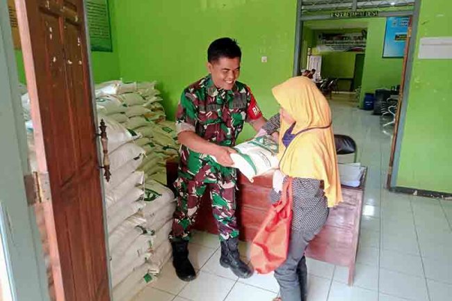 BABINSA LAKSANAKAN PENDAMPINGAN PENYALURAN BERAS DARI KEMENSOS 