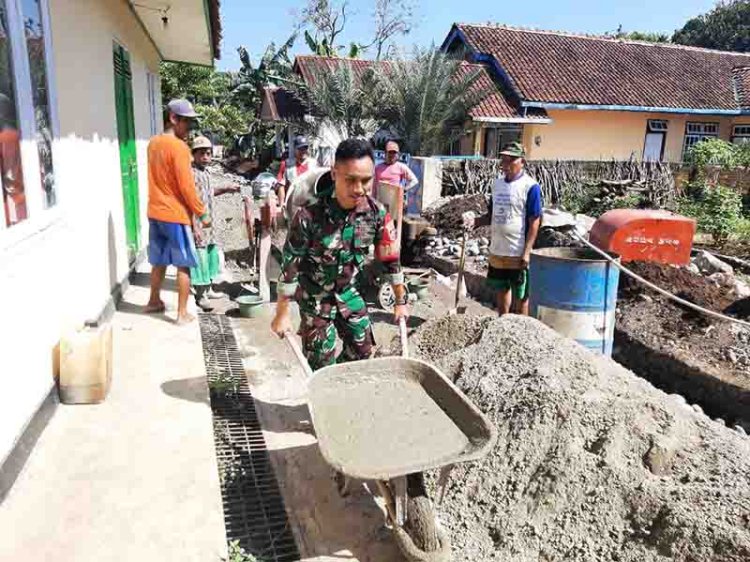 Bersama Warga Binaan Babinsa Serma Eko Melaksanakan  Gotong Royong Perbaikan Saluran  Irigasi