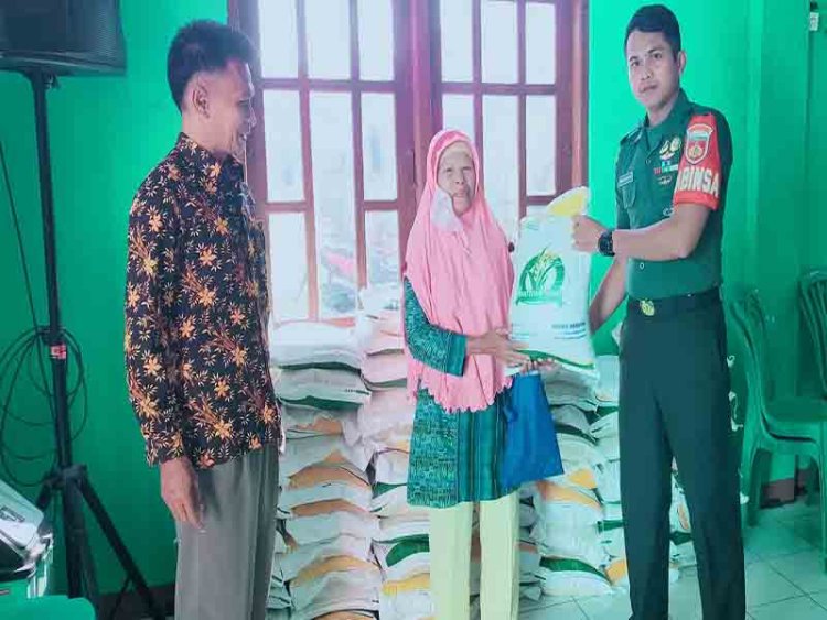 Babinsa Pantau Penyaluran Bantuan Pangan Beras