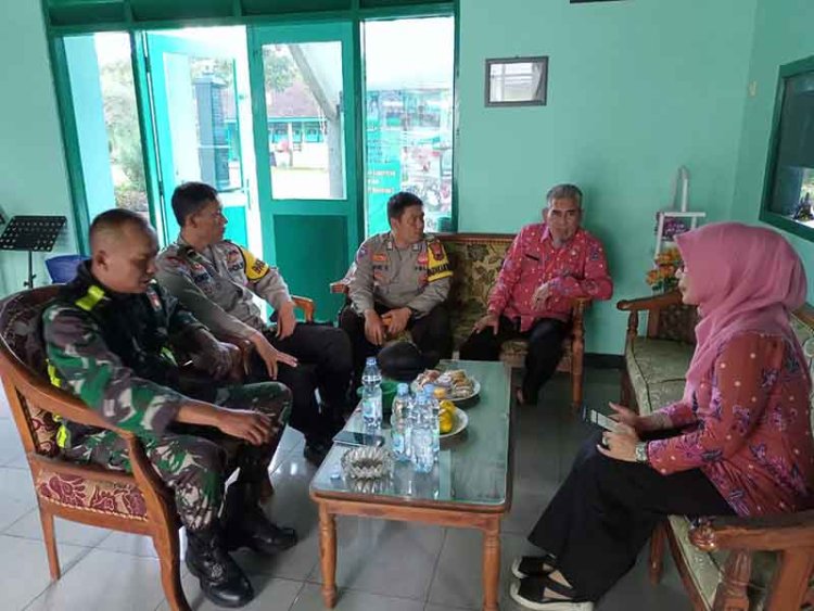 BERIKAN MOTIVASI, BABINSA HADIRI KELULUSAN SISWA - SISWI SMP 