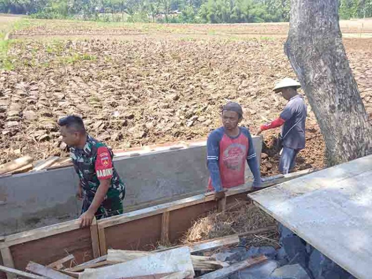 Babinsa Bersama Masyarakat Gotong Royong Membuat Saluran Air