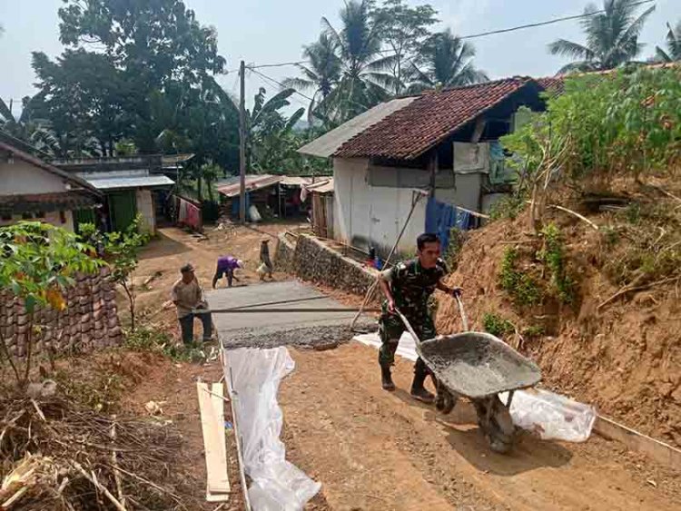 MEMBANGUN DESA BERSAMA WARGA, BABINSA BANTU KERJA BAKTI PENGECORAN JALAN 