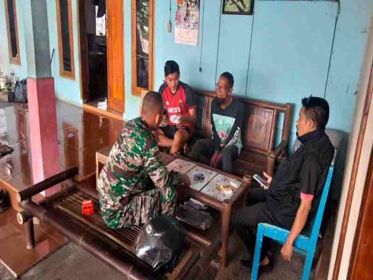 Ciptakan keakraban, Babinsa Koramil 07 Mandiraja  komsos dengan ketua RT