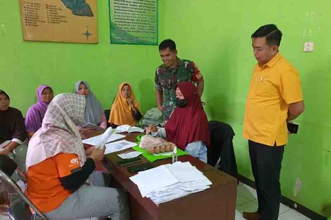 BABINSA MONITORING PENYALURAN BANTUAN PANGAN AGAR TERSALURKAN DENGAN BAIK