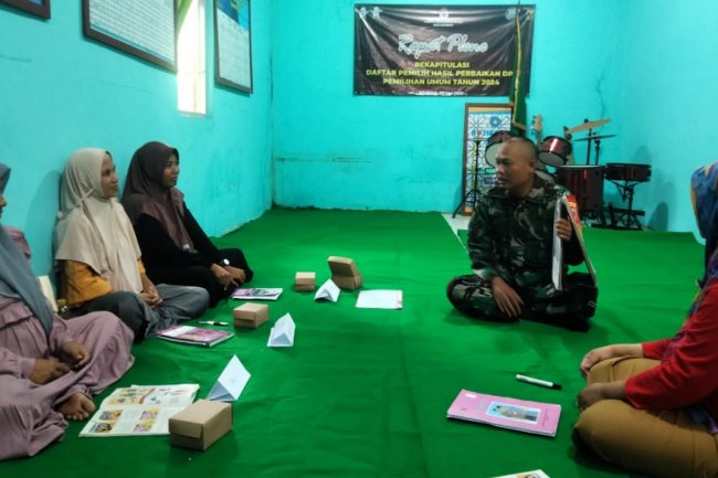 PEDULI KESEHATAN, BABINSA DAMPINGI PETUGAS KESEHATAN BERIKAN SOSIALISASI KESEHATAN PADA IBU HAMIL DAN BALITA    