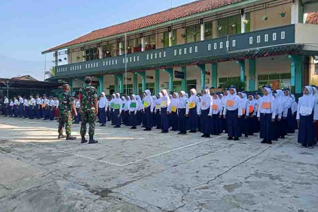 Peran Serta Babinsa berikan Latihan PBB dalam rangka masa pengenalan lingkungan sekolah