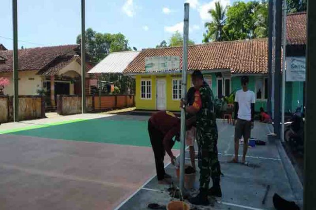 Babinsa Membantu Pembuatan Sarana Olahraga lapangan Bola voly di wilayah Binaan