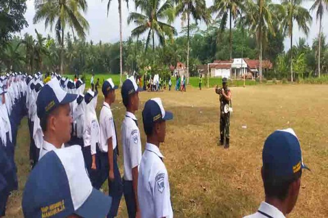 Babinsa Semangat Beri Pelatihan Paskibraka Di Wilayah Binaan