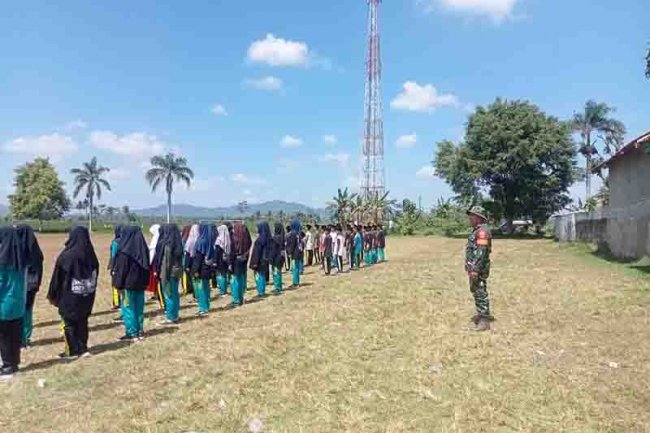 Bentuk Kekompakan dan Kebersamaan Babinsa Berikan Pelatihan Kepada Pasukan Paskibra