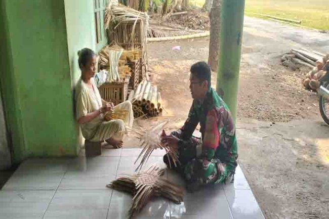 JALIN SILATURAHMI  BABINSA KOMSOS BERSAMA PENGRAJIN BAMBU 