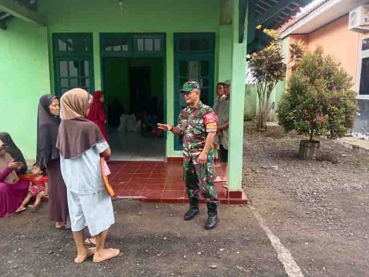 BABINSA DAMPINGI PENYALURAN BANTUAN PANGAN KEPADA MASYARAKAT DI WILAYAH BINAAN 