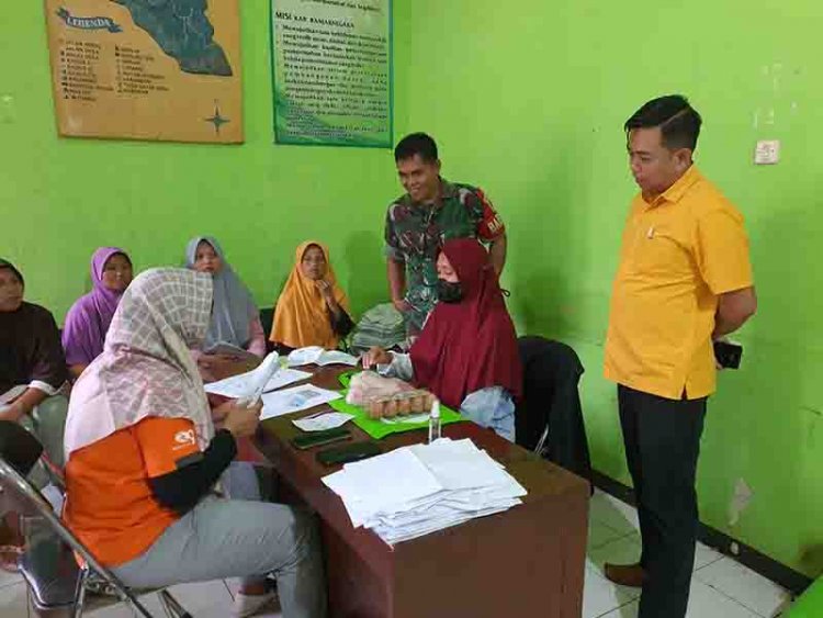 BABINSA MONITORING PENYALURAN BANTUAN PANGAN AGAR TERSALURKAN DENGAN BAIK