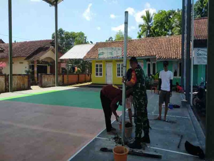 Babinsa Membantu Pembuatan Sarana Olahraga lapangan Bola voly di wilayah Binaan