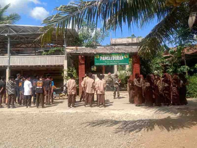 LATIH LDK DI SMP ISLAM PANGLEBURAN, INI HARAPAN BABINSA PELDA HERMAWAN BS