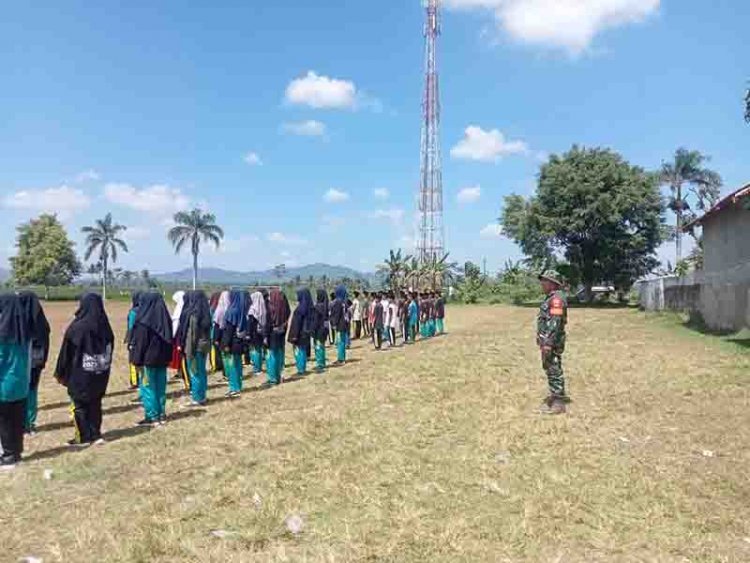 Bentuk Kekompakan dan Kebersamaan Babinsa Berikan Pelatihan Kepada Pasukan Paskibra