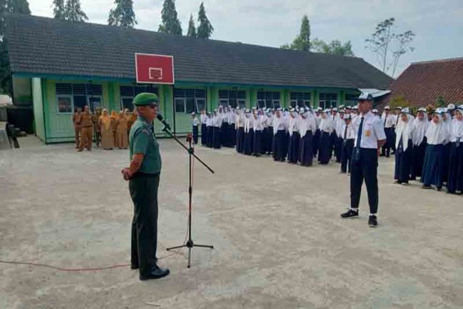 BABINSA IKUTI PELAKSANAAN UPACARA HARI SENIN DI SMP 