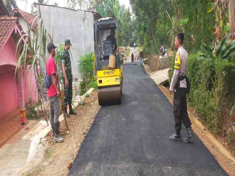 Dukung Program Pembangunan, Babinsa Dan Babinkamtibmas Pantau Pengaspalan Jalan Desa