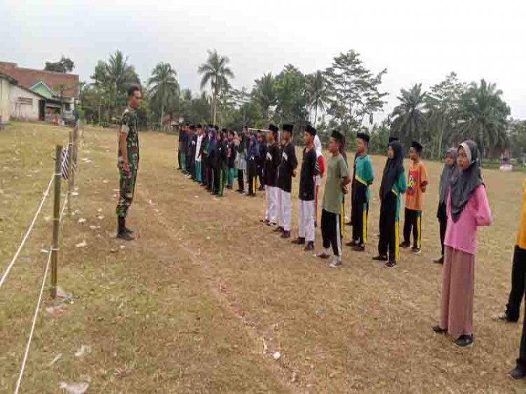 Babinsa Koramil07/ Mandiraja Latih Paskibra Di Desa Binaan