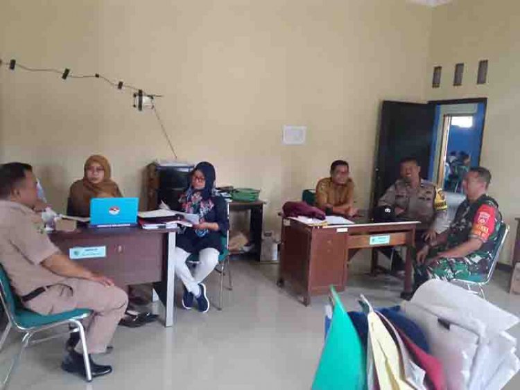 Babinsa Bersama Babinkamtibmas Laksanakan Komsos Dengan Perangkat Desa 